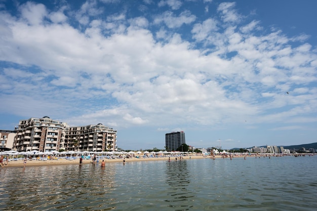 黒海のビーチで泳いだり日光浴したりする人々