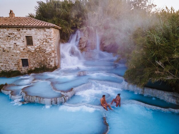 Foto persone in piscina contro l'edificio