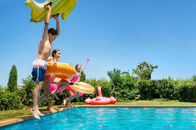 Photo people in swimming pool against sky