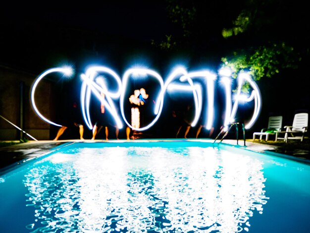 Photo people in swimming pool at night