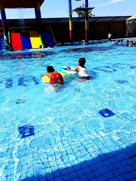 Foto persone che nuotano in piscina