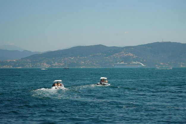 Photo people swimming in sea against clear sky