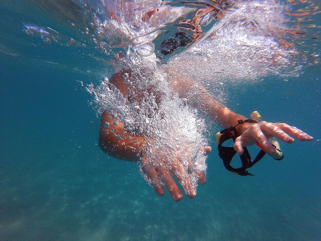 Foto persone che nuotano in mare sott'acqua