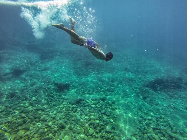 海で泳ぐ人々