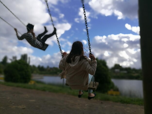 写真 空に向かって振る舞う人々