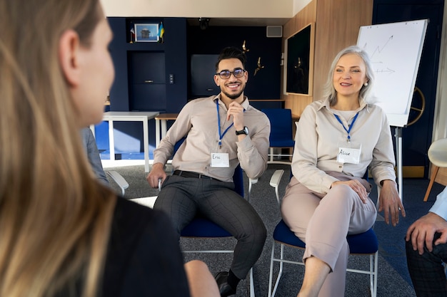 Foto persone che partecipano a eventi aziendali