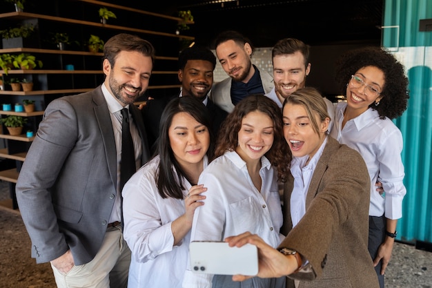 Foto persone che partecipano a eventi aziendali