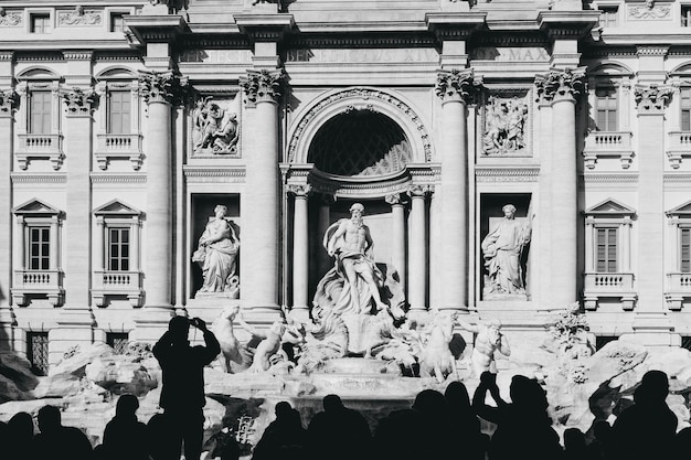 Photo people taking picture of trevi fountain