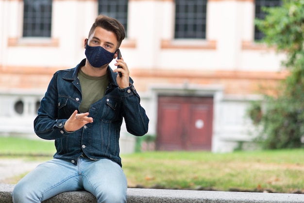 People talking on the phone while wearing a mask