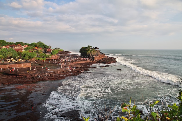 インドネシア、バリ島、タナロット寺院の人々