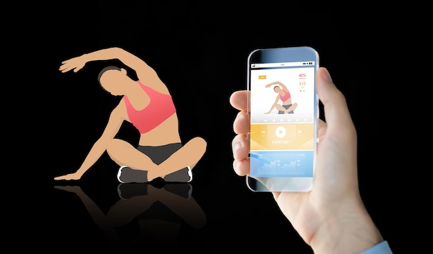 Foto concetto di persone, tecnologia, sport e fitness - primo piano della mano maschile con smartphone con applicazione sportiva sullo schermo