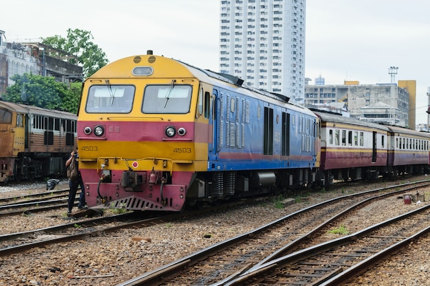 タイの列車の人々