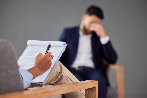 Foto le persone in terapia e le mani del terapeuta scrivono consulenza e valutazione psicologica supportano l'aiuto e i consigli note sulla lista di controllo e persona psicologa che ascolta il cliente triste e il problema dello stress