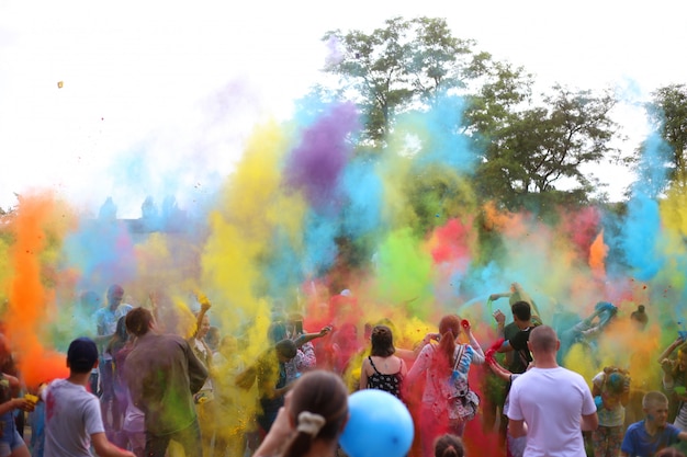 사진 사람들은 홀리 페인트를 버립니다. 색상의 holi 축제