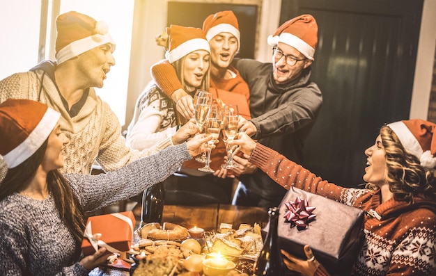 Photo people toasting drinks in glasses