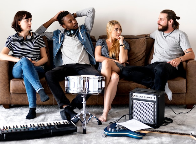 Foto le persone insieme si godono la musica