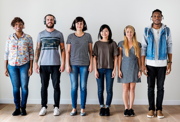 Foto le persone insieme si godono la musica