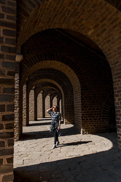 Фото Люди туристы счастливые руины арки римской архитектуры