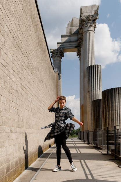 Photo people tourists happy ruins roman architecture columns