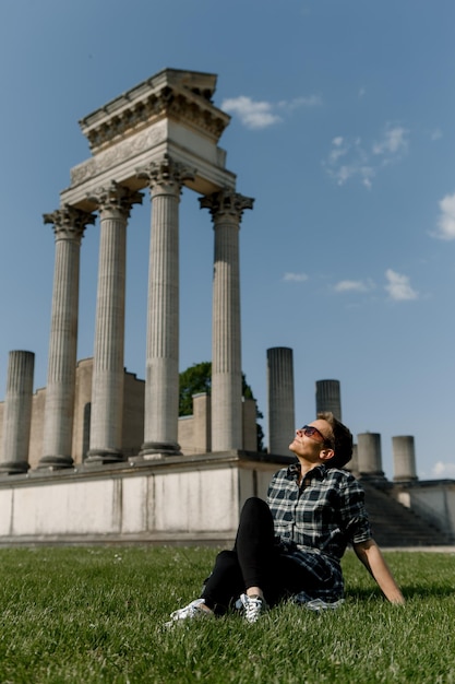 Foto persone turisti rovine felici colonne di architettura romana