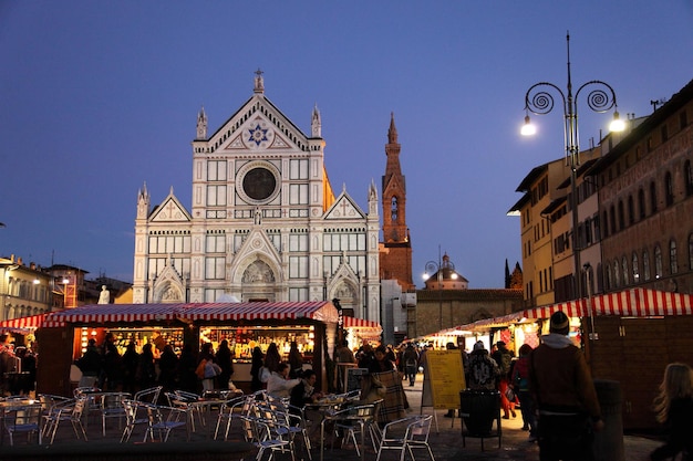 Photo people at town square in front of church during dusk