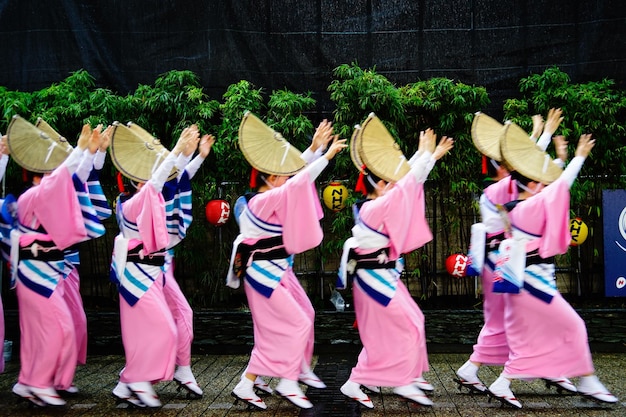 Photo people in traditional clothing dancing on footpath