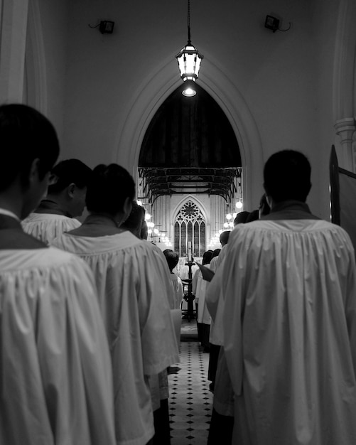 Foto persone in abiti tradizionali che pregano nella cattedrale