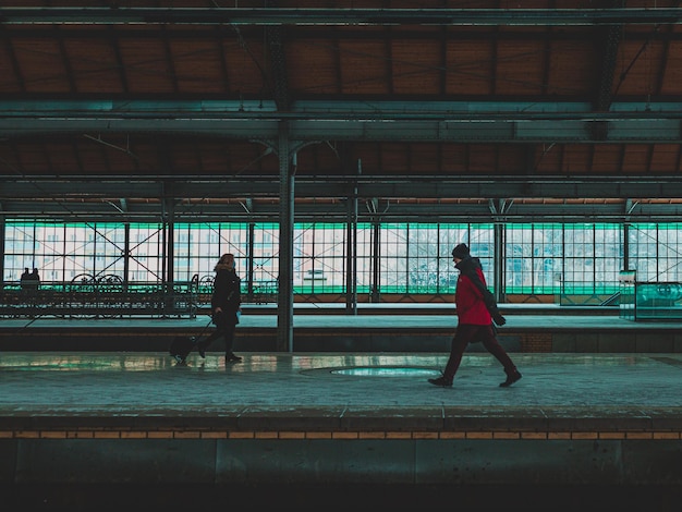 駅のホームにいる人々