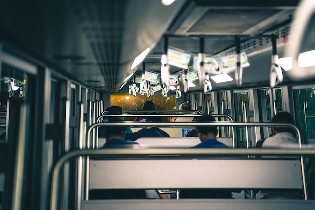 電車に乗った人たち