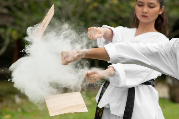 テコンドーのために屋外で一緒にトレーニングする人々