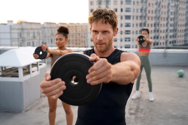 Photo people training together outdoors