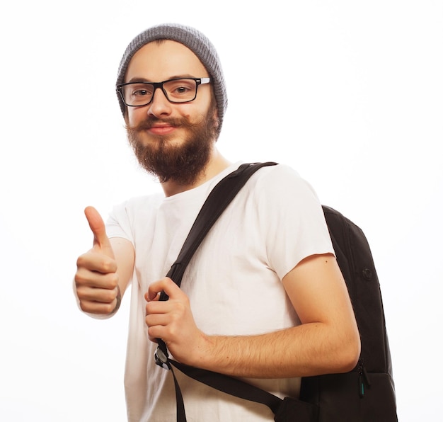 Фото Люди путешествуют по туризму и образованию счастливый молодой бородатый мужчина в очках в шляпе с рюкзаком на белом фоне