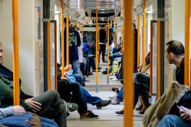 Foto persone che viaggiano in treno