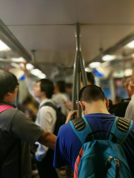 電車で旅行する人