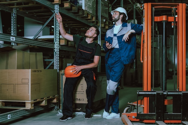 Persone in uniforme ed elmetti in pausa al lavoro