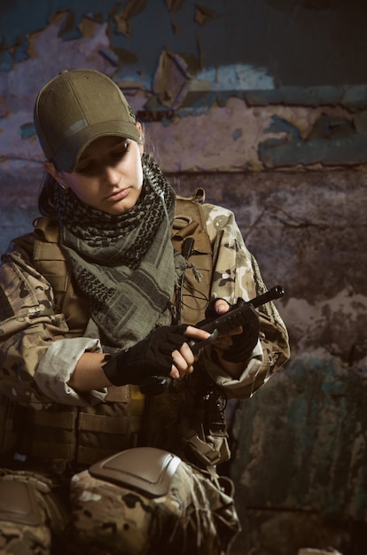 Photo the people in uniform with weapons in the ruins