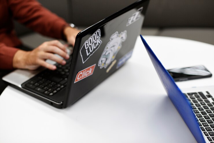 Photo people using computer laptop