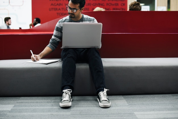 Photo people using computer laptop