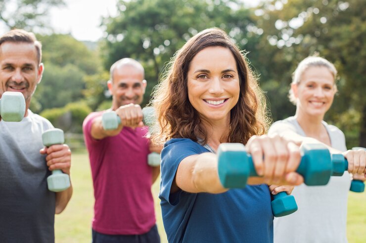People using dumbbells