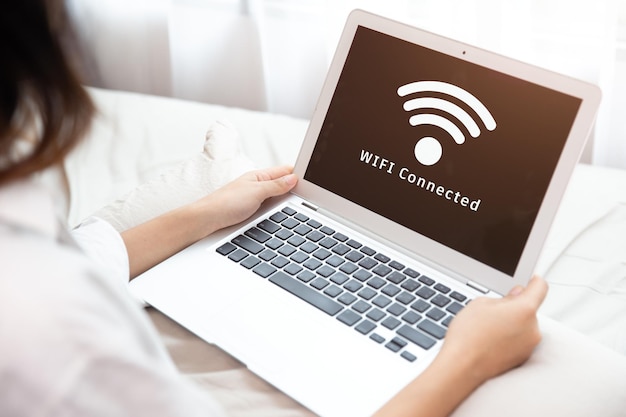 Foto le persone che utilizzano il laptop si connettono a internet utilizzando il sistema di rete domestica del punto di accesso wifi