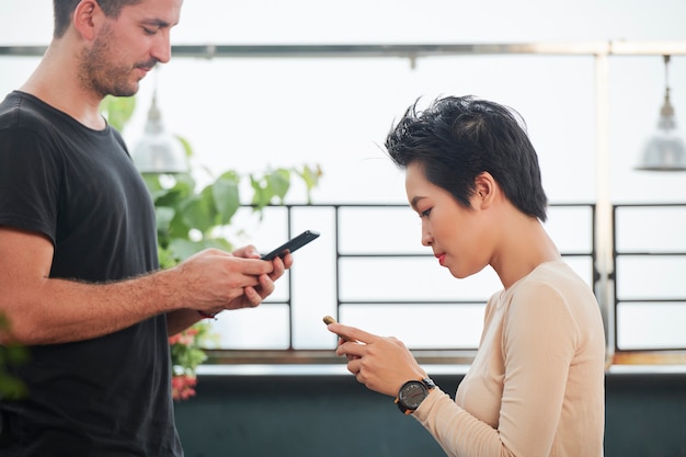 Persone che utilizzano i telefoni cellulari per la comunicazione