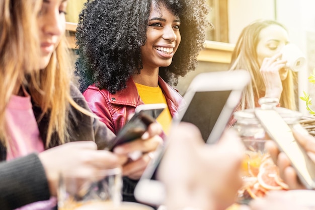 Photo people using mobile phones on table