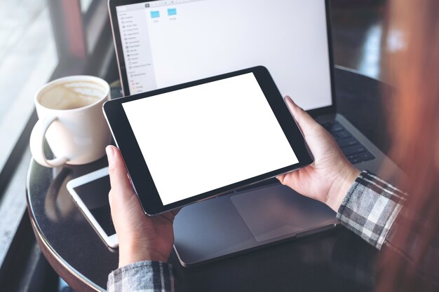 Persone che utilizzano tablet mockup con computer portatile