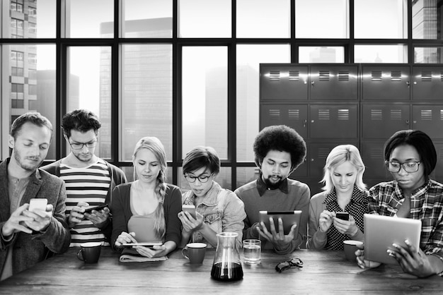 Foto le persone che utilizzano i social media