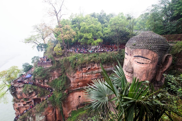 Люди на смотровой площадке рядом с гигантским Буддой Лешань, объектом наследия ЮНЕСКО, высотой 71 м, Лешань, Китай