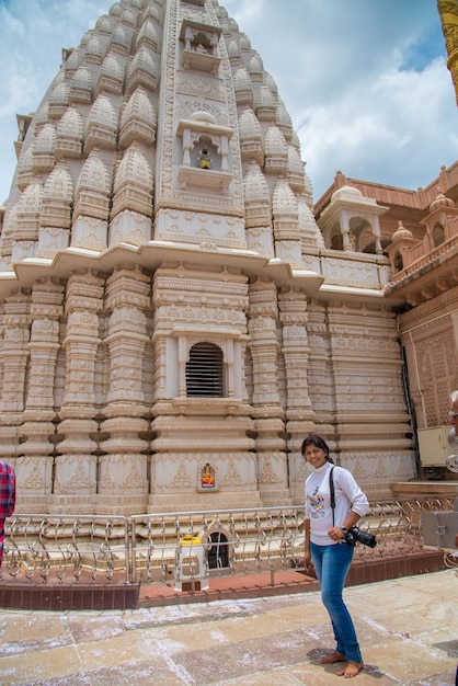 사람들이 방문하고 예배하는 Shri Saint Gajanan Maharaj Sansthan Temple 이 사원과 Anand Sagar는 Shegaon Maharashtra India의 관광 명소입니다.