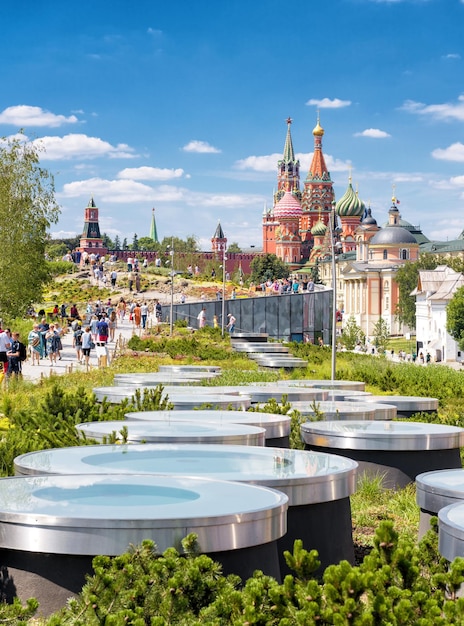 人々 は、モスクワ クレムリン近くのザリャジエ公園を訪問します。