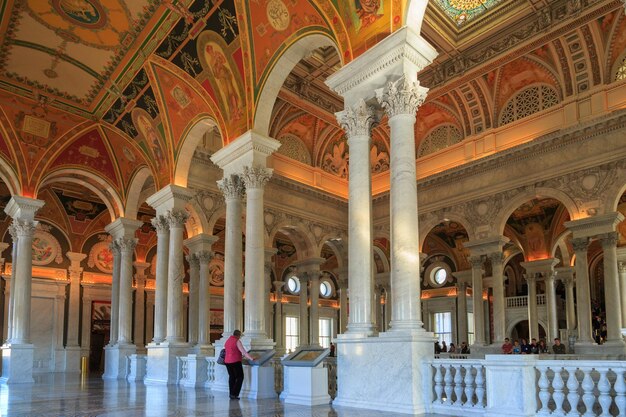 Photo people visiting historic building