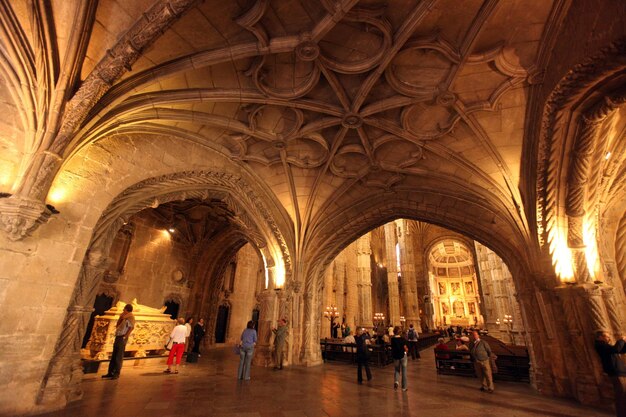 Photo people visiting mosteiro dos jeronimos