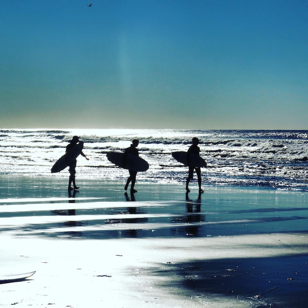 写真 岸で波を待っている人々